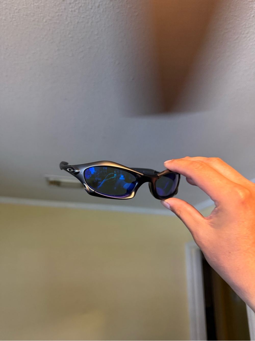 Oakley Black Sunglasses with Blue Mirrored Lenses Oakleys oaklwy